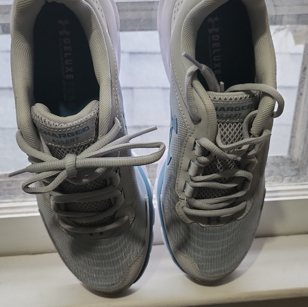 under Armour size 9.5  women shoes 👟
